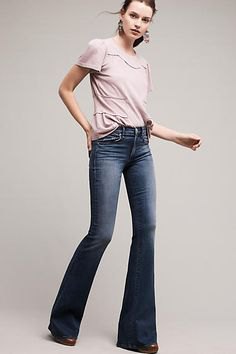 Light pink t-shirt with dark blue, low jeans