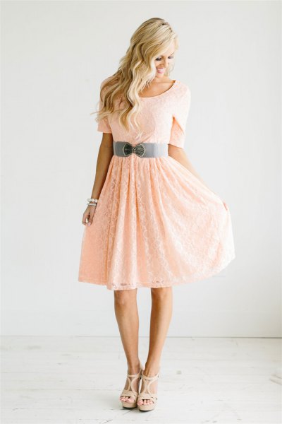 Peach short-sleeved fit with a belt and a flared knee-length dress