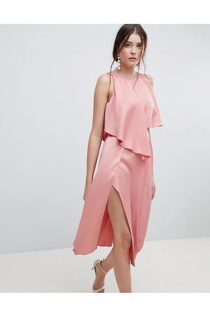 Sleeveless blouse made of peach with a matching, high split midi skirt