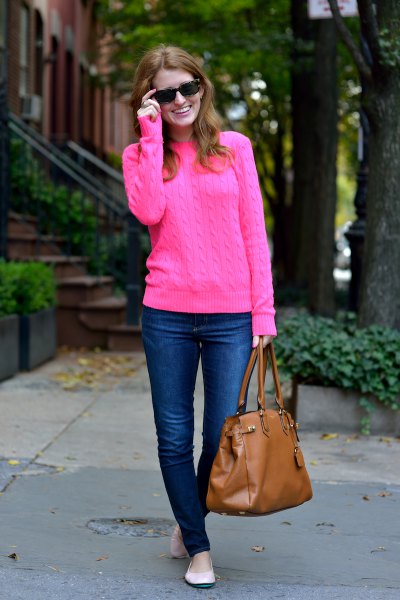 pink cable knit sweater with blue skinny jeans and brown leather handbag