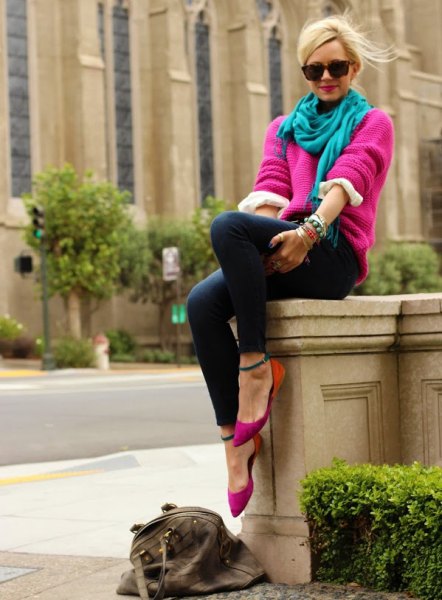 pink, chunky sweater with a blue-green linen scarf and skinny jeans