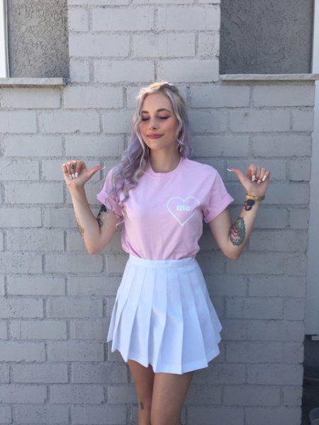 Short-sleeved t-shirt with pink cuffs and white skater mini-skirt