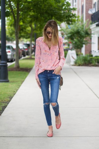 pink flower blouse with blue ripped skinny jeans