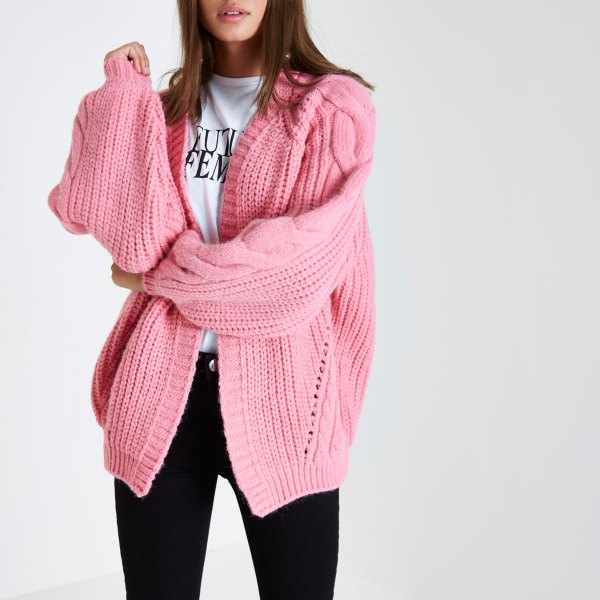 pink oversized cable knit cardigan white t-shirt black jeans