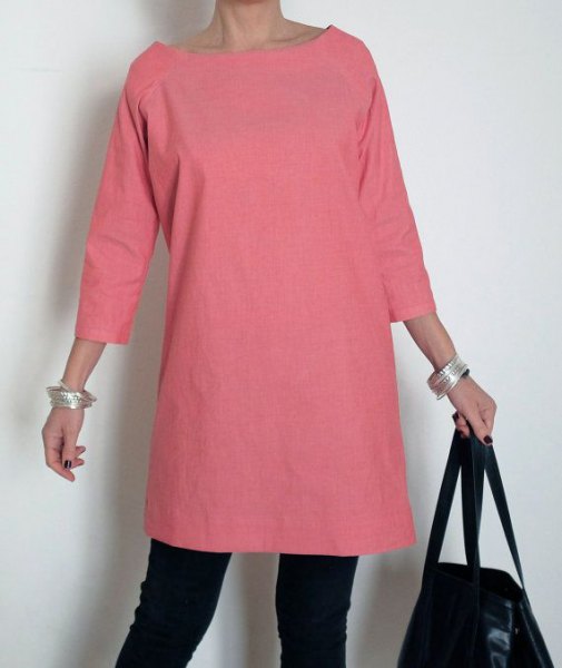 pink tunic made of cotton with three-quarter sleeves and black skinny jeans