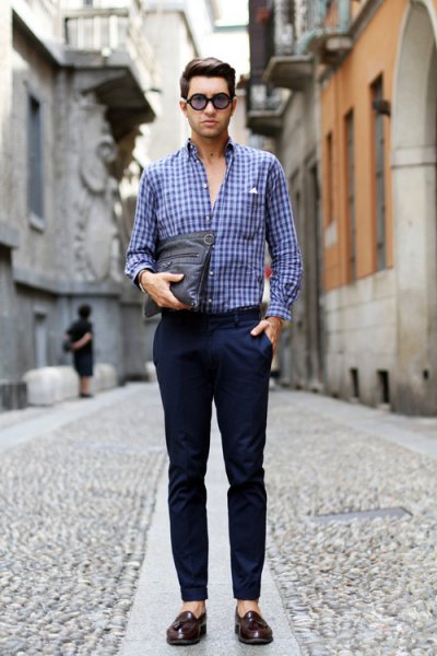 Checkered blue shirt with dark blue, narrow-cut chinos and slippers