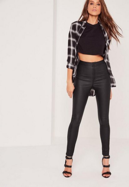 Checked boyfriend shirt with shortened T-shirt and black, high-waisted, waxed skinny jeans