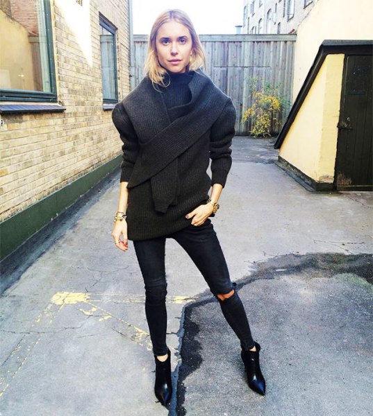 pointed toe ankle boots, black wool coat, ripped skinny jeans