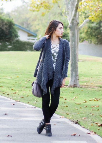 Cardigan with purple fringes and black skinny jeans