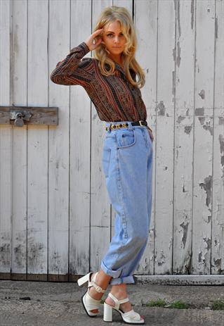 red-black printed shirt with high-waisted vintage jeans with cuffs