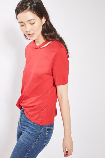 red t-shirt with blue jeans and sneakers with a slim cut