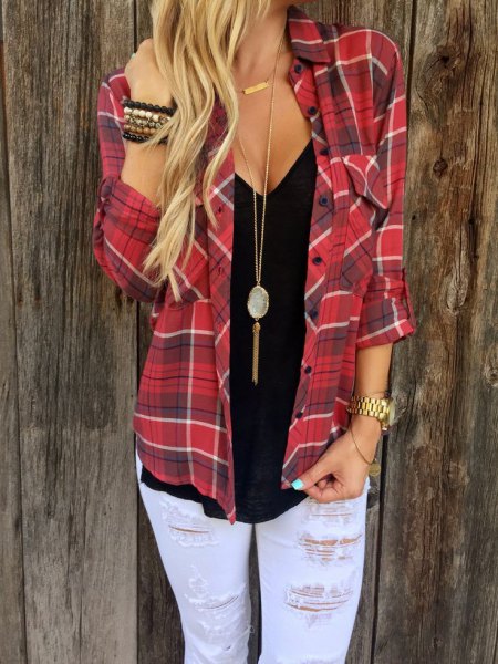 red flannel shirt with necklace in boho style and boyfriend jeans