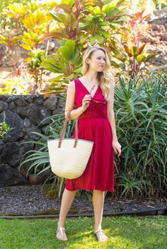 red midi-midi summer dress with white straw wallet
