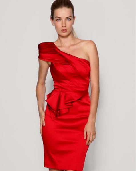 Figure-hugging dress with red puffed shoulder ruffles
