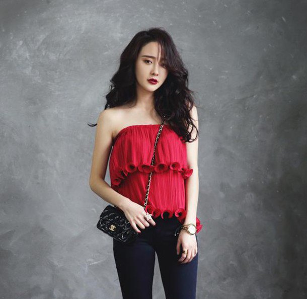 Strapless blouse with red ruffle shoulders and black skinny jeans