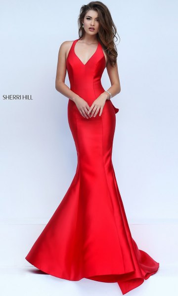 sleeveless mermaid ball gown made of silk with a V-neck