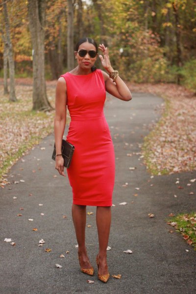 red sleeveless, figure-hugging midi dress with pink heels