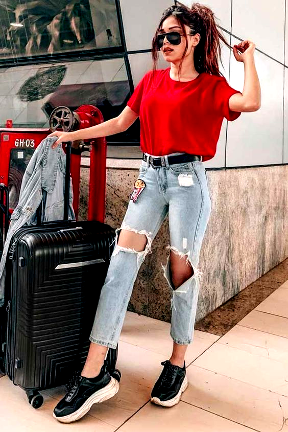 Ripped Jeans With Red T-Shirt Airplane Look #redtshirt .