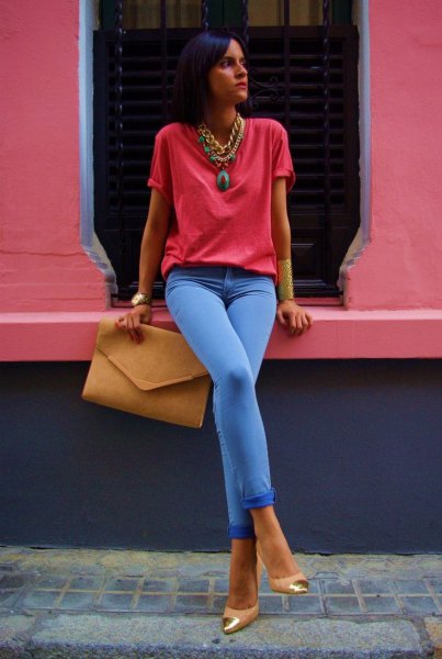 red t-shirt with sky blue jeans and statement chain