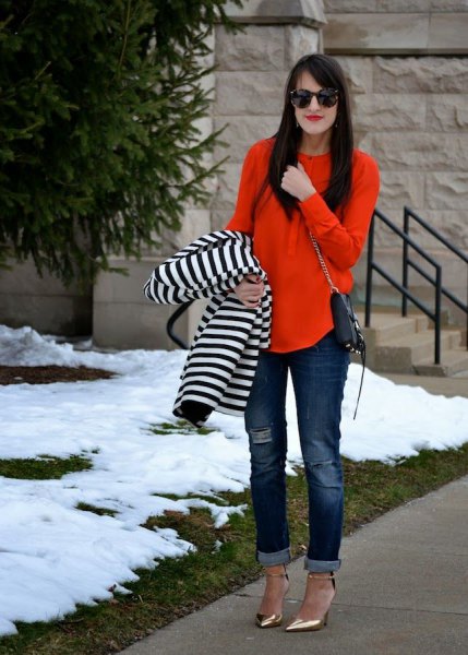 Loose cut blouse with striped jacket and jeans with cuffs