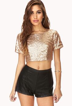 Short t-shirt in rose gold with black mini shorts