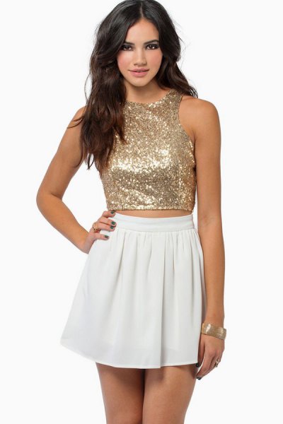 Short vest top made of sequins in rose gold with a white minirater skirt