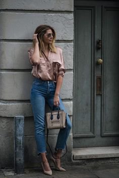 Rose gold short-sleeved shirt with cropped high-rise jeans