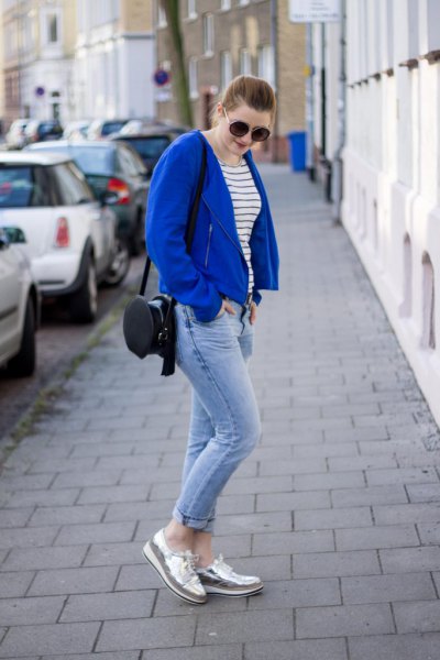 casual blazer in royal blue with jeans and silver slippers