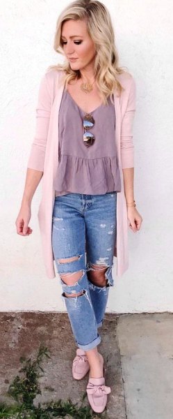 Top with ruffled hem and V-neckline, white cardigan and boyfriend jeans