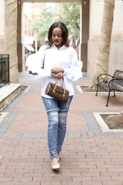 Shirt with ruffled sleeves and buttons with light blue, ripped slim fit jeans