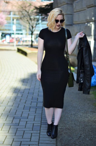 Short-sleeved midi dress with biker jacket and black leather boots