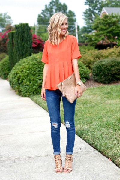 Short-sleeved pleated shirt with skinny jeans with cuffs