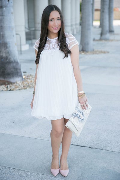 Short-sleeved baby doll dress made of white lace
