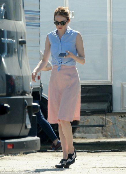 Sky-blue, knotted, sleeveless shirt with a knee-length chiffon skirt in pink and slippers
