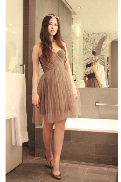 Strapless midi dress made of tulle with bronze heels