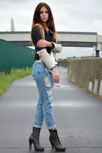 Heeled shoes with studs, boyfriend jeans with cuffs