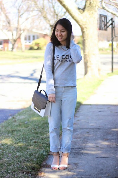 Sweater with light blue boyfriend jeans with cuffs and blushing pink open-toe boots