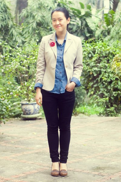 Light brown blazer with light blue chambray shirt with buttons and black slim fit jeans