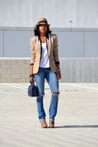 Light brown oversized blazer with blue straight leg jeans and floppy hat