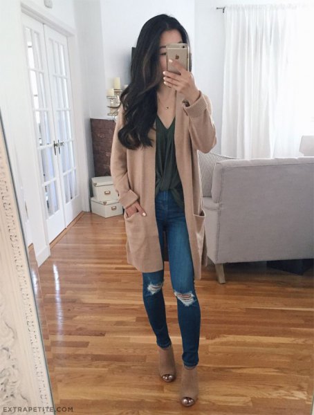 light brown tunic cardigan with gray top with V-neck and ripped skinny jeans