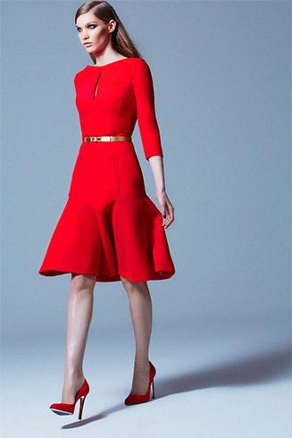 Three-quarter dress with a red fit and a flared belt