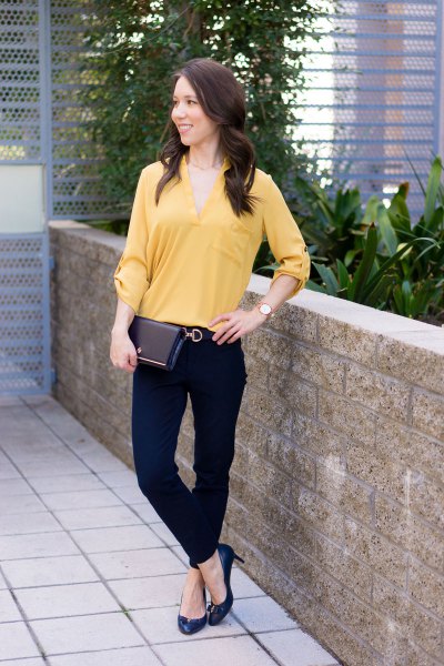 Buttonless blouse with a V-neckline, black chinos and pointed toe heels