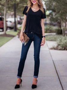 V-neck t-shirt, dark blue skinny jeans and clutch with leopard print