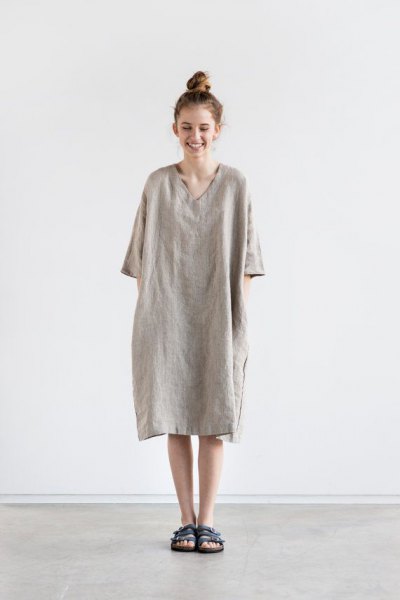 Wear a gray linen top with a V-neck and half sleeves as a dress