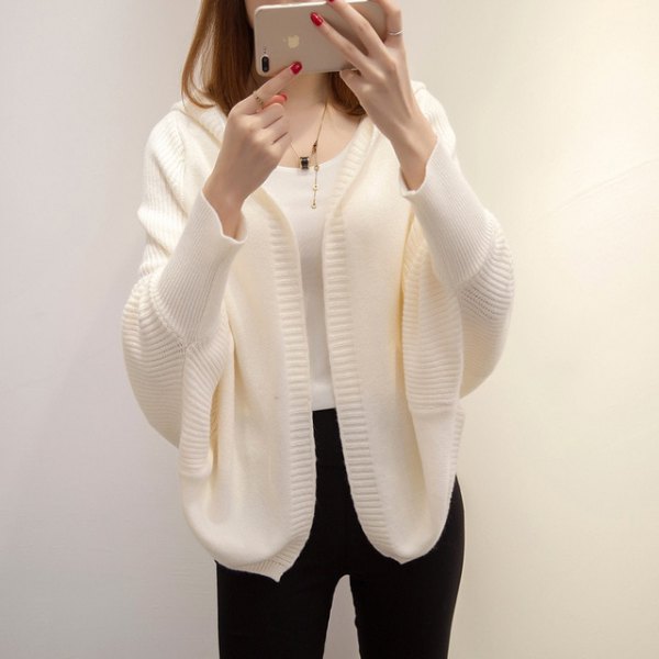white cardigan with batwing sleeves and black skinny jeans
