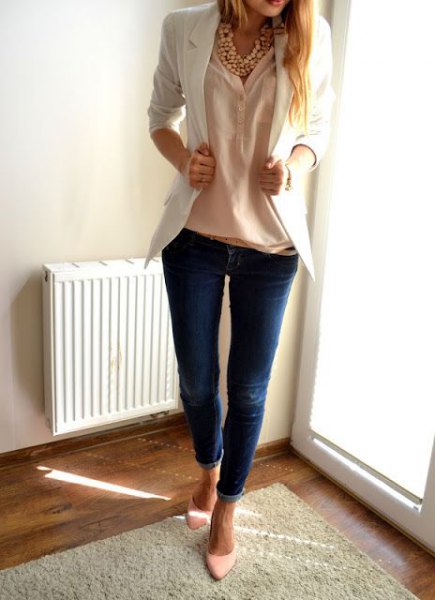 white blazer with a peach-colored linen shirt and skinny jeans