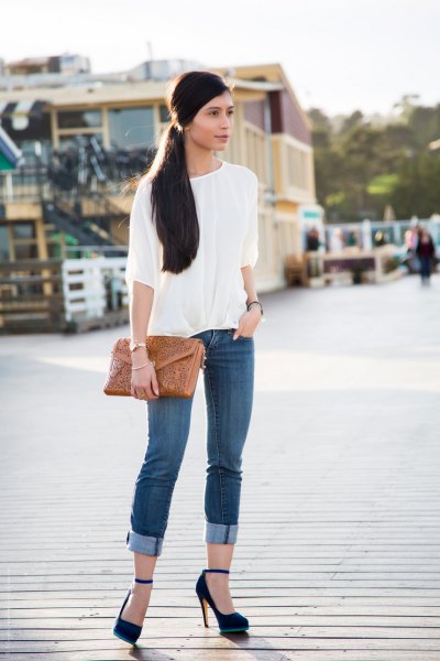 Skinny jeans with a white blouse and cuff