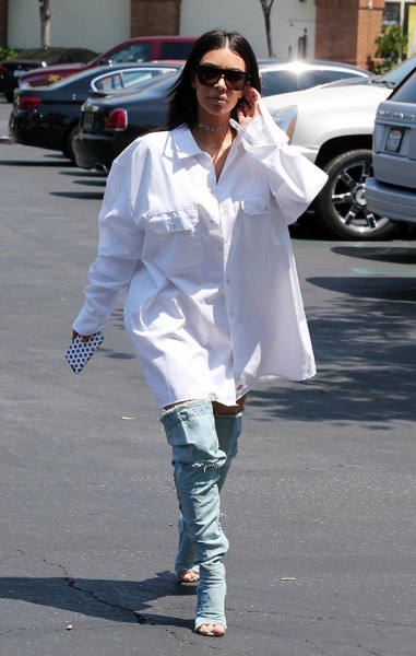 white oversized shirt with buttons and light blue boyfriend jeans