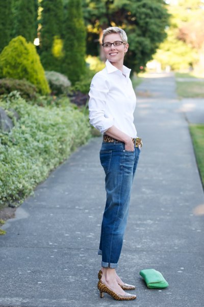 white shirt with buttons, blue jeans with cuffs and low heels with leopard print