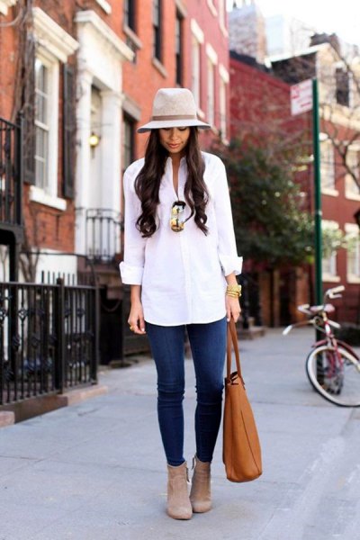white shirt with buttons, blue jeans and gray felt hat